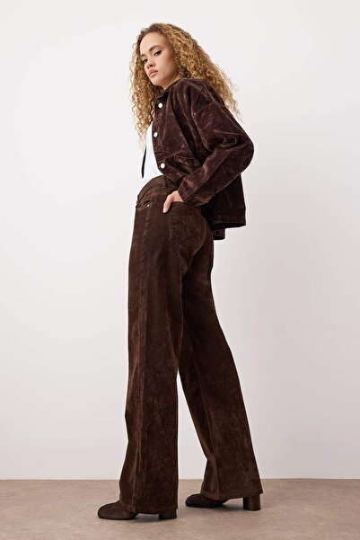 Kolekcia Trendyol Hnedé semišové džínsy s vysokým pásom a širokými nohavicami TWOAW26JE00175