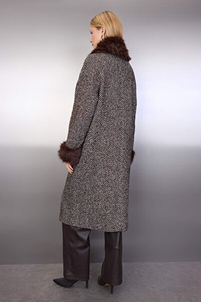 Trendyol Collection Hnědý kožešinový detail Houndstooth Mono uzavírání Oversize Dlouhý kabelový kabát TWOAW26KB00044
