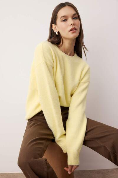 Trendyol Collection Wardrobe Essentials Żółta wełniana mieszanka puszysta przędza premium szeroki krój sweter z dzianiny | TWOAW26KZ00125