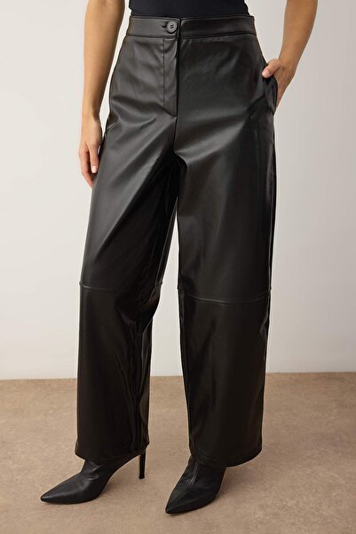 Trendyol Collection Черни панталони от синтетична кожа с кройка тип „барел“ TWOAW26PL00070