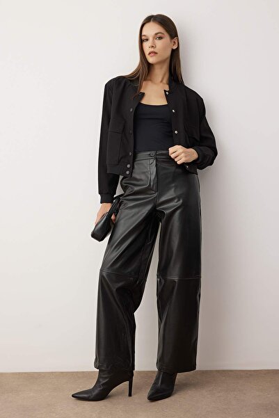 Trendyol Collection Черни панталони от синтетична кожа с кройка тип „барел“ TWOAW26PL00070