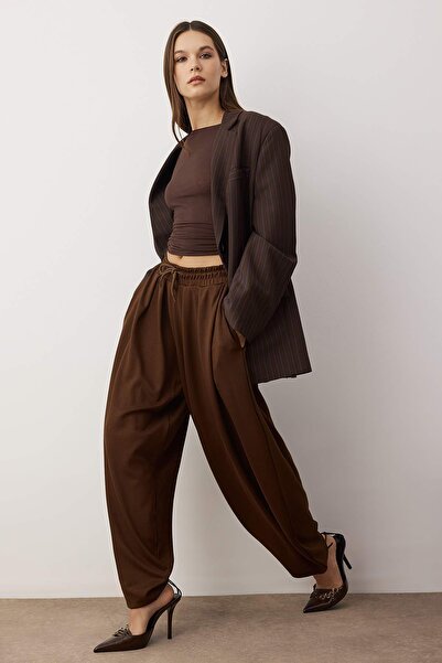 Trendyol Collection Кафяви меки панталони от трикотаж с гъвкава кройка, модел „Carrot/Harem“ TWOAW25EA00001