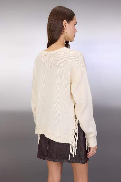 Trendyol Collection Ecru Soft Textured Wide Fit Tassel Detailed Knitwear Sweater Twoaw26Kz00234