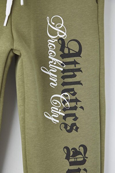 TRENDYOLKIDS Πλεκτό παντελόνι με στάμπα με σύνθημα μέντας, με ελαστική μέση, με επένδυση από φλις, για αγόρια TKDAW26EA00015