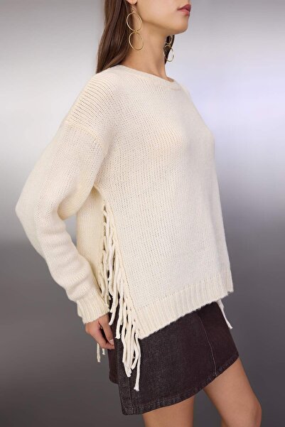 Trendyol Collection Ecru Soft Textured Wide Fit Tassel Detailed Knitwear Sweater Twoaw26Kz00234