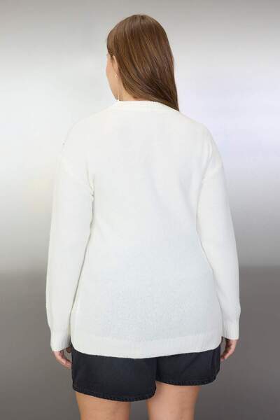 Trendyol Curve Екрю Трок Детальний М'який Трикотажний Светр TBBAW26AN00010