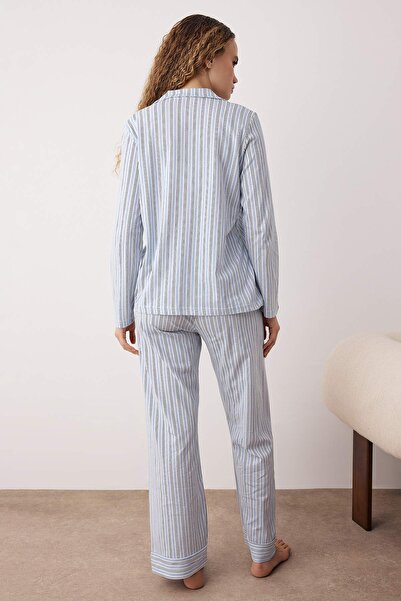 Trendyol Collection Set de pijamale tricotate cu pantaloni și cămașă cu dungi albastre 100% bumbac THMAW24PT00144