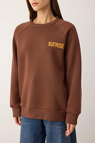 Trendyol Collection Light Brown Slogan Embroidered Raglan Sleeve Oversize/Wide Fit Knitted Sweatshirt Twoaw26Sw00174