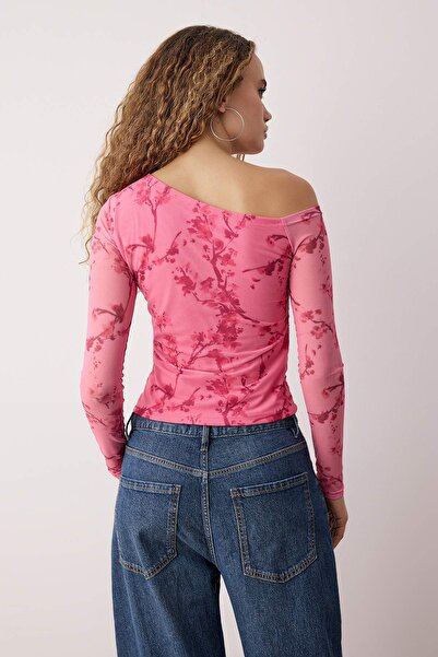 Trendyol Collection Ροζ λουλουδάτο πλεκτό πλεκτό μπλουζάκι με ασύμμετρη λαιμόκοψη με επένδυση από τούλι TWOAW24BZ00051