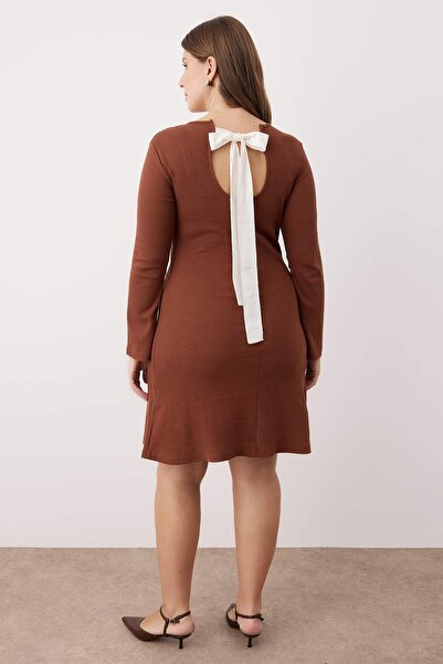 Trendyol Curve Hnědé mini pletené šaty velké velikosti s detailem šněrování na zádech TBBAW26AH00025