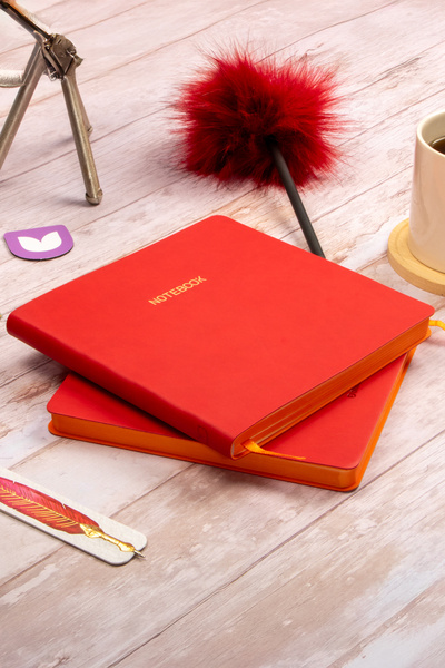 DİVAL 16,5x16,5 Cm Kırmızı Yumuşak Deri Kapak Noktalı Tarihsiz Dikişli Not Okul Defteri