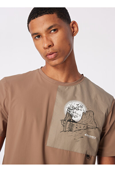 Discovery Expedition Koyu Bej Erkek Bisiklet Yaka Relaxed Baskılı Su İtici T-...