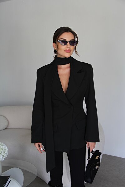 Julidress Černá blazerská bunda s prémiovým designem a detailem pásku.