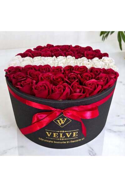 velve Aranjament floral Country, in cutie rotunda cu 55 trandafiri din sapun, Letonia