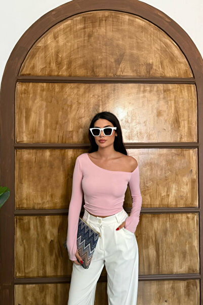 oshebu Pudra – Asimetrik Kesim Parmak Geçirme Detaylı Bluz