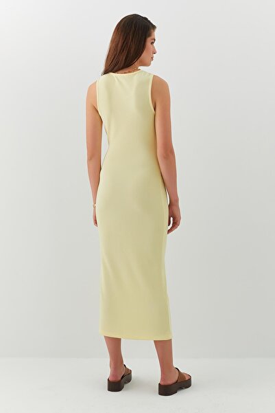 MARKALİSTE Μίντι φόρεμα με αγκράφα και σχισμή κίτρινο