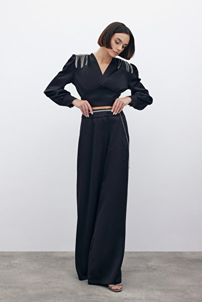 Sateen Omuz Aksesuarlı Kısa Bluz - SİYAH