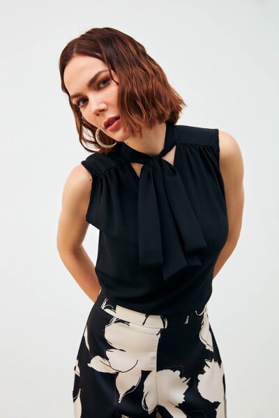 Sateen Блуза без рукавів з хусткою - чорна