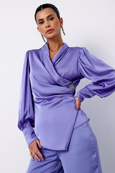 Sateen Двобортна блуза з брошкою LILA