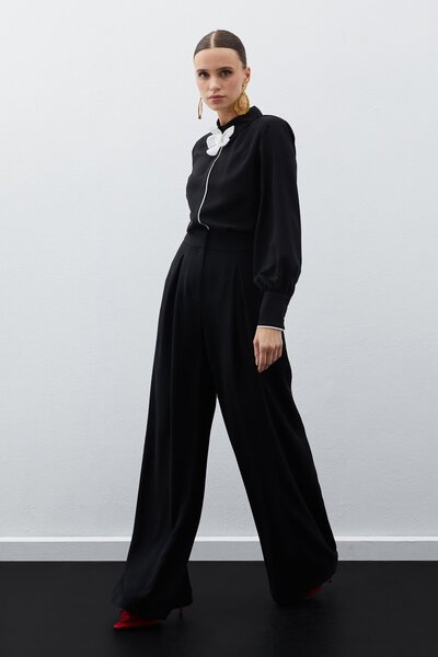 Sateen Yaka Çiçek Detaylı Bluz - SİYAH