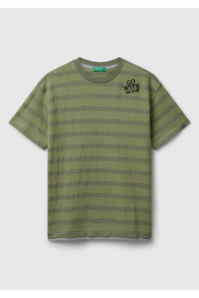 United Colors of Benetton تي شيرت للأولاد ذو خطوط صفراء ومقاس كبير مع تفاصيل ...