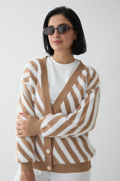 InStyle Κοντή πλεκτή ζακέτα σε χρώμα Camel - Λεπτομερής ρίγα από πούπουλα