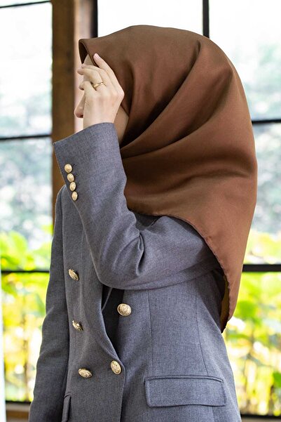 Vissona %100 Twill İpek Düz Sütlü Kahve Renkli Daha Tok Exclusive Serisi 90x90 Eşarp Dikim Şekli : El Dikişi