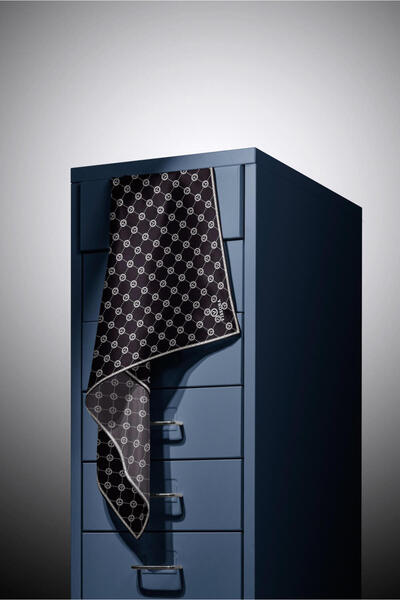 Vissona %100 Twill İpek Monogram Desenli Siyah - Krem Renkli 90x90 Eşarp Dikim Şekli : El Dikişi