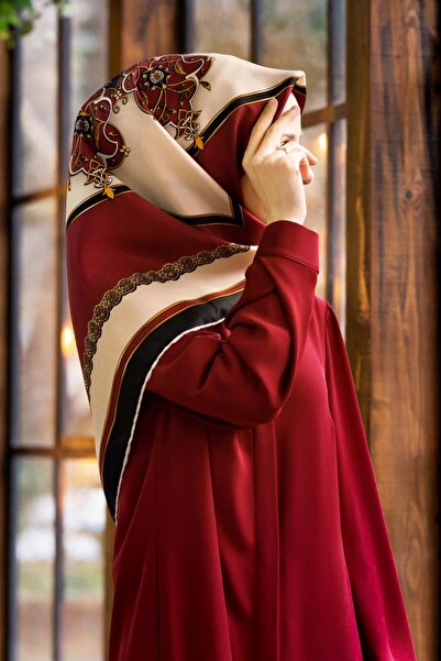 Vissona %100 Twill Barok Desenli Bordo - Siyah Renkli 90x90 Eşarp Dikim Şekli: El Dikişi