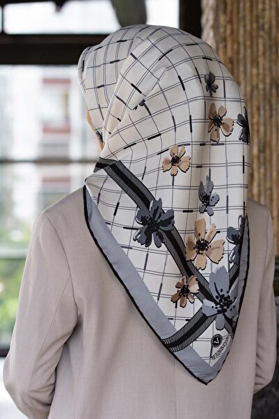 Vissona Mătase twill 100% de culoare gri-bej - eșarfă 90x90 cu model floral crocant Forma de cusut: cusut manual