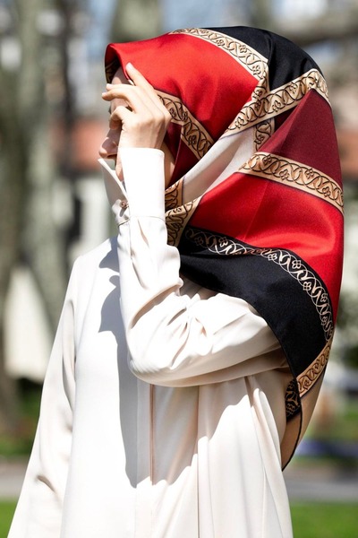 Vissona %100 Twill İpek Geometrik Desenli Kırmızı - Bej Renkli 90x90 Eşarp Di...