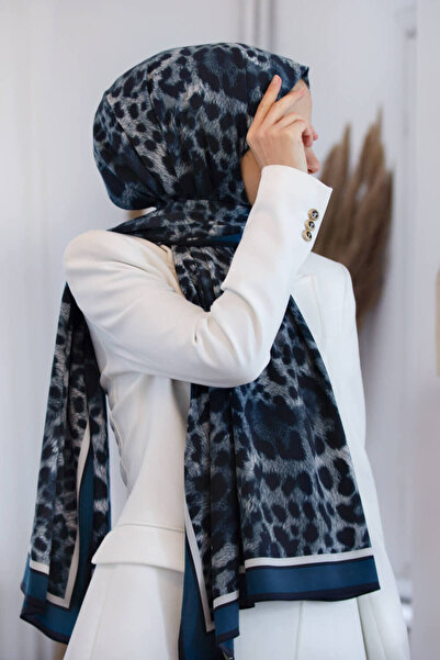 Vissona LÜKS MEDİNE İPEĞİ LEOPAR DESENLİ PETROL MAVİSİ RENKLİ 75X195 KIRIŞMAZ ŞAL MOSS KREP DİKİŞ TİPİ İTALY