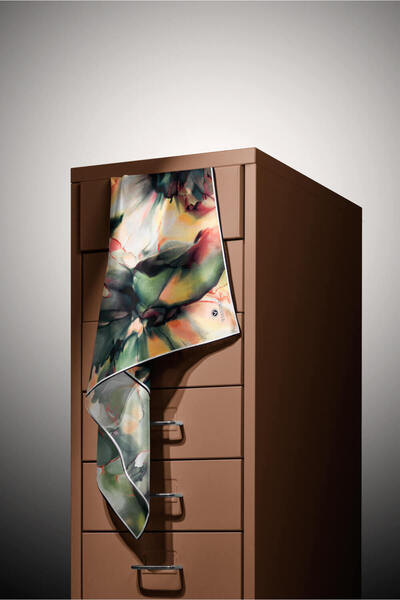 Vissona %100 Twill İpek Batik Çiçek Desenli Zümrüt Yeşili - Hardal Renkli 90x90 Eşarp Kenar Dikiş Şekli El D