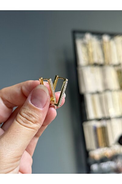 DGK COLLECTİON Sıra taşlı kare küpe, Trendlerden hiç düşmeyen günlük şık