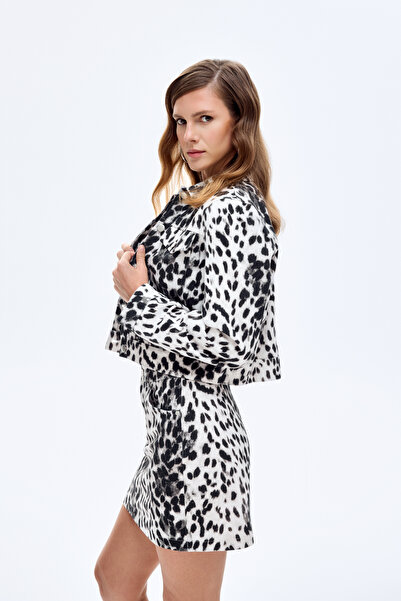 Quzu Κοντό μπουφάν με γιακά πουκάμισο με σχέδιο λεοπάρδαλης μαύρο