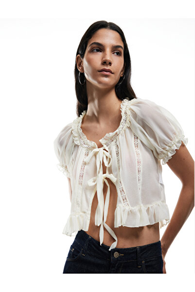 Koton Dantel Detaylı Kısa Balon Kollu Bağlamalı Fiyonklu Crop Bluz