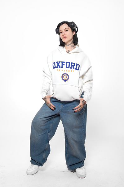 Bak Moda هودي أبيض كبير الحجم مطبوع عليه جامعة أكسفورد للجنسين