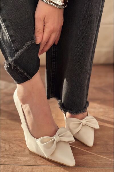 I Love Shoes حذاء أودرين مصنوع من الجلد غير اللامع باللون البيج مع تفاصيل فيونكة