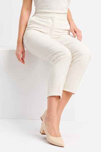 Mitto حذاء نسائي بكعب منخفض باللون البيج “ضيق القالب”