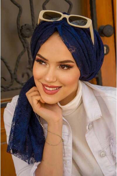 Aişe tesettür بونيه بمشبك من الدانتيل على شكل زهرة باللون الأزرق الداكن