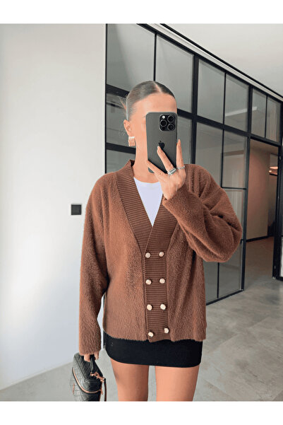 BB Bensu Buyruk سترة بنية اللون ذات ياقة محبوكة بنسيج فاخر مع أزرار ذهبية