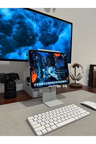 ARTİLO 3D iPad Tablet Standı V2 – Studio Display Tarzı, Kablo Slotlu