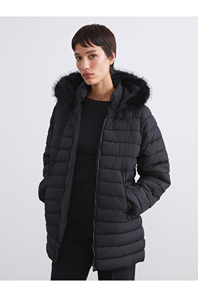 LC Waikiki سترة منتفخة بغطاء رأس أسود للنساء