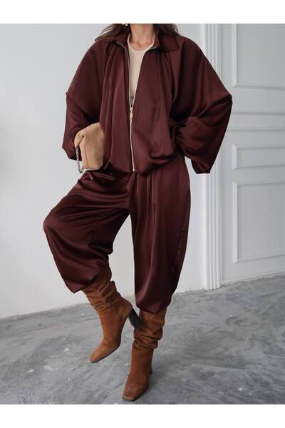 Miss Beyoğlu طقم نسائي جديد للموسم من الساتان البني يتكون من سترة بومبر وبنطل...