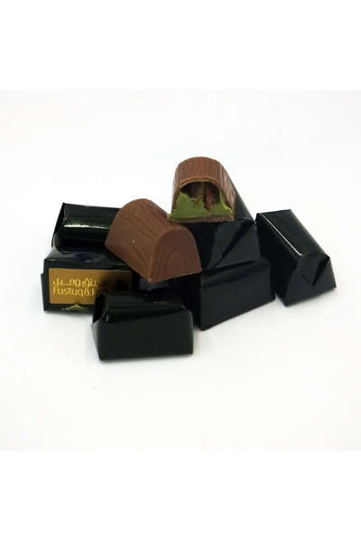 Fustuq & Hail شوكولاتة الحليب البلجيكية مع كريمة الفستق والفستق المقرمش