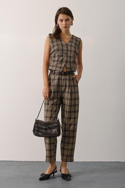 VAGGON Women's Beige-Brown Belted Plaid Patterned Carrot Pants Vs01145