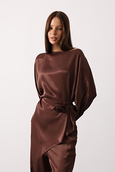VAGGON Rose Brooch Tie Waist Asymmetric Cut Blouse and Elastic Waist Pants Satin Set