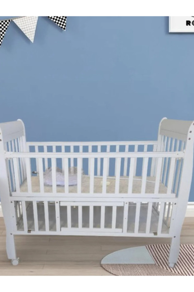 DEC34 White baby bed with a classic and practical design