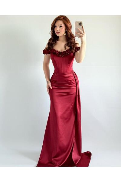 Wareef This dress is a long and luxurious evening dress in burgundy color.