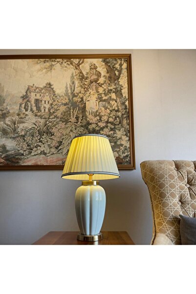 Shihon Shehon table lamp with a stylish and modern design